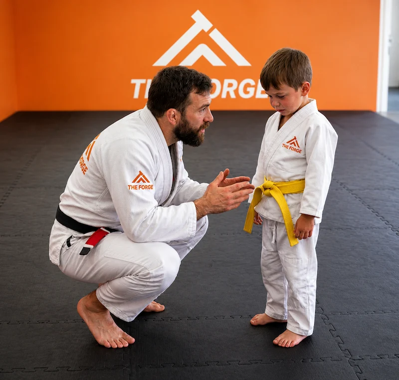 Padre acompañando a su hijo en primera clase